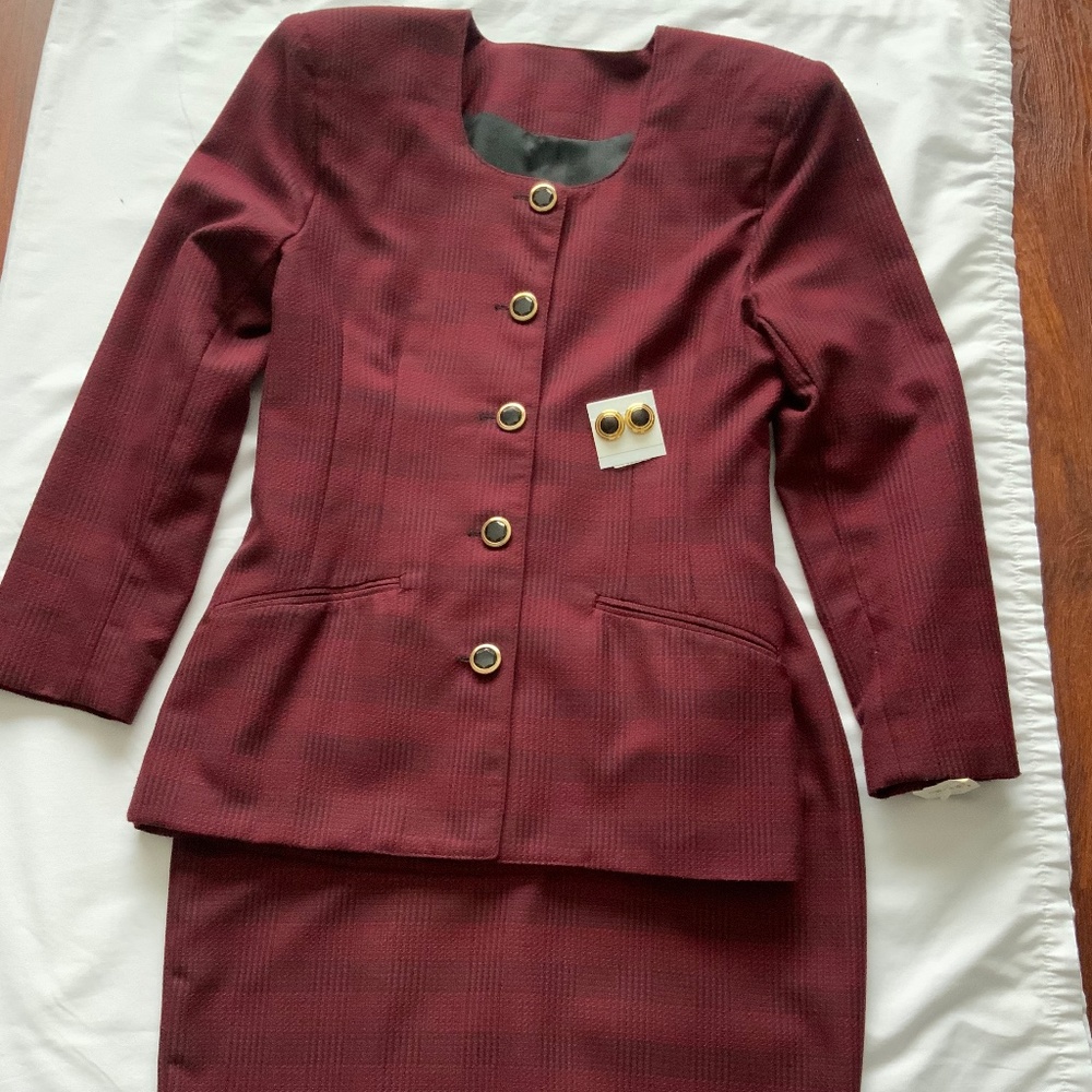 Jacket/skirt set with matching earrings